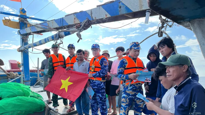Cùng với tuyên truyền, các đơn vị còn trao tặng Cờ Tổ quốc, nhu yếu phẩm giúp ngư dân dân yên tâm vươn khơi bám biển