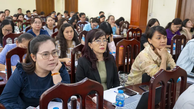 Cán bộ, đảng viên phường Bến Thành tham gia học tập, nghiên cứu chuyên đề nghiệp vụ văn thư lưu trữ