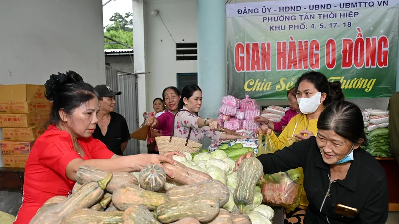 Người dân mua sắm tại gian hàng Chợ 0 đồng tại ngày hội