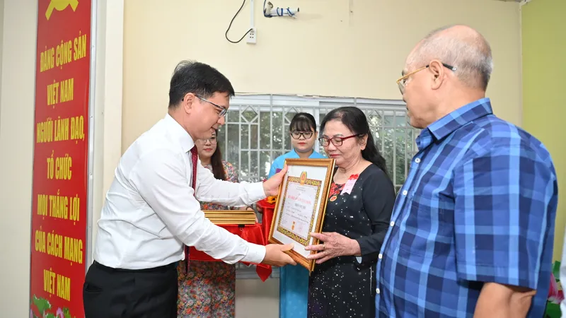 Trao Huy hiệu Đảng đợt ngày 7-11-2025 đến các đảng viên