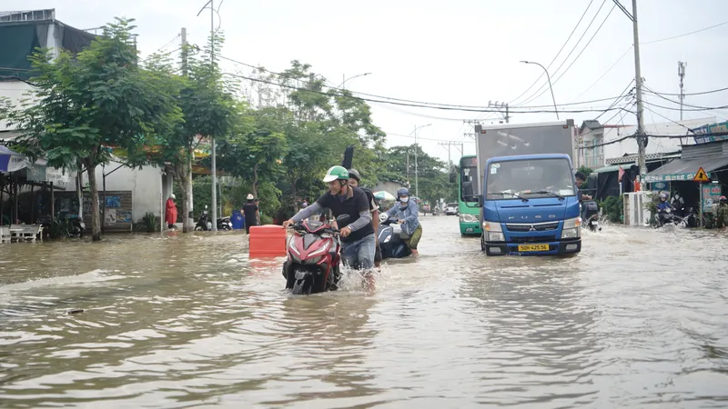 TPHCM: Triều cường dâng cao, nhiều tuyến đường ngập sâu