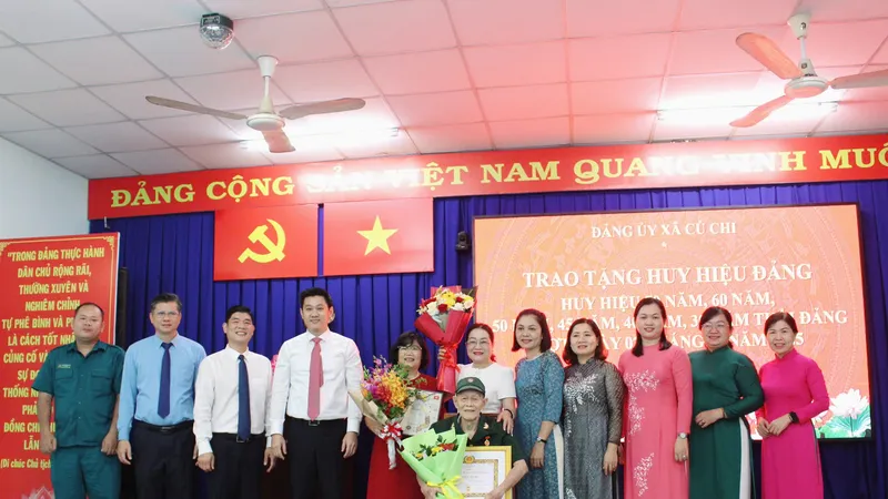 Phường Sài Gòn và xã Củ Chi trao Huy hiệu Đảng đến 52 đảng viên