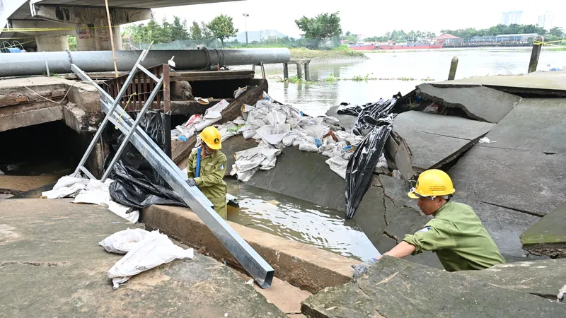 Khẩn trương gia cố cống ngăn triều bị vỡ ở phường An Phú Đông