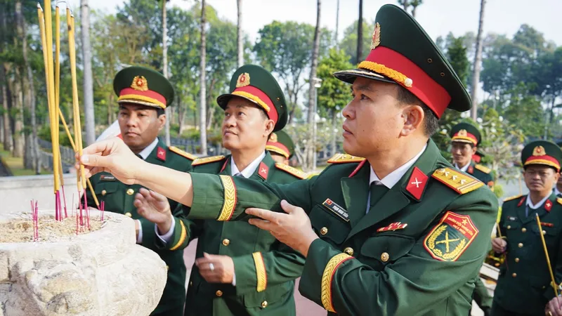 Bộ Tư lệnh TPHCM dâng hương tưởng nhớ các Anh hùng liệt sĩ