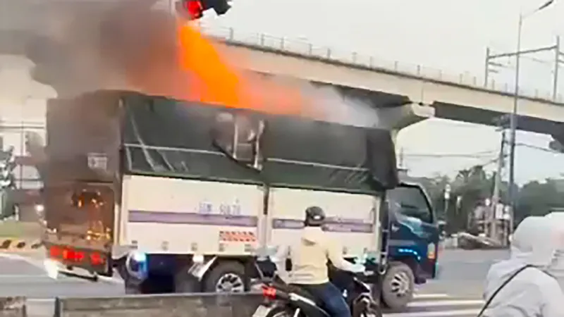 Tài xế nhanh trí lái xe đang cháy đến trụ sở cảnh sát nhờ hỗ trợ