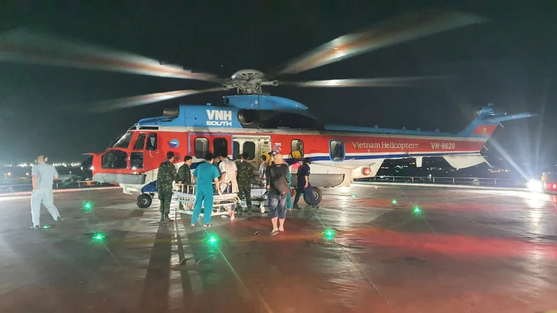 Trực thăng kịp thời đưa 2 bệnh nhân từ Trường Sa và Sinh Tồn về đất liền cấp cứu