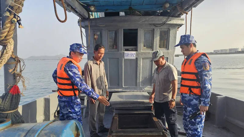 Cảnh sát biển bắt giữ tàu cá chở 40.000 lít dầu DO trái phép