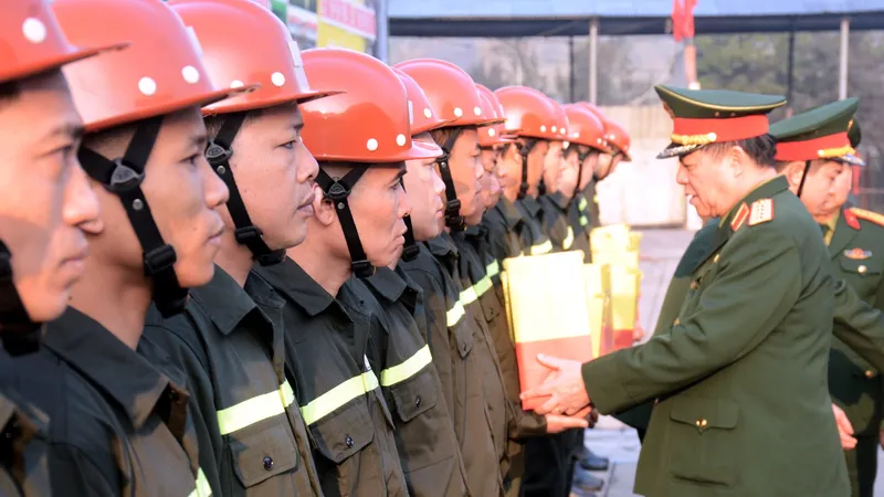 Đại tướng Nguyễn Trọng Nghĩa thăm, tặng quà người lao động một số đơn vị thuộc Binh đoàn 19