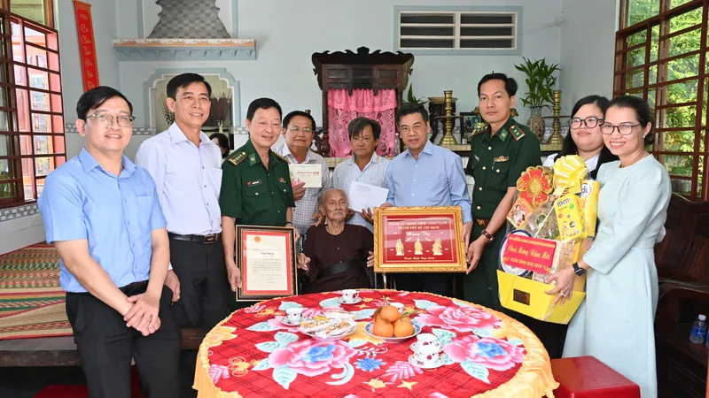 Phó Chủ tịch UBND TPHCM Nguyễn Văn Dũng thăm, chúc tết các gia đình chính sách, hộ nghèo