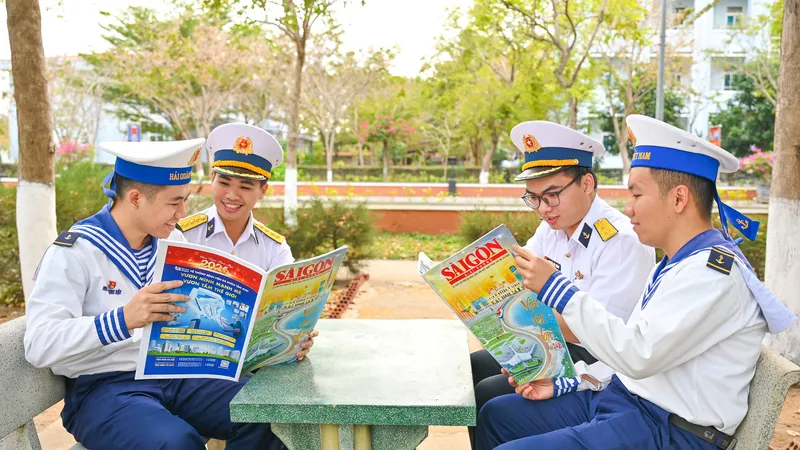 Giai phẩm Sài Gòn Giải Phóng Xuân Bính Ngọ đến với cán bộ, chiến sĩ Hải quân, Cảnh sát biển