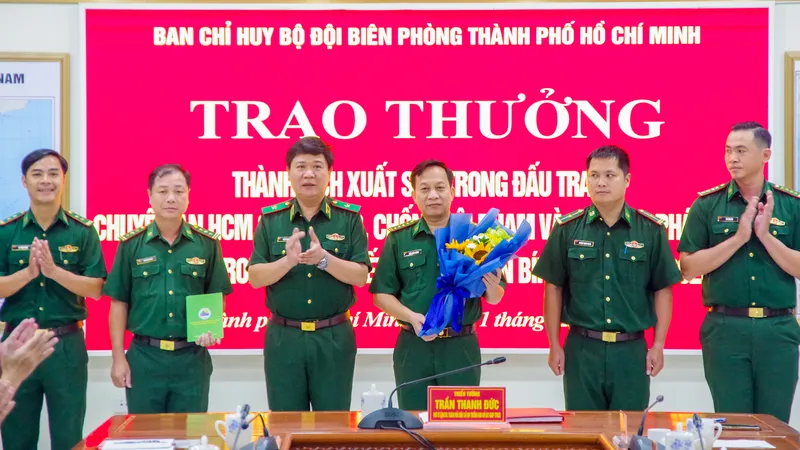 Khen thưởng đơn vị có thành tích xuất sắc trong đấu tranh chuyên án tiền giả