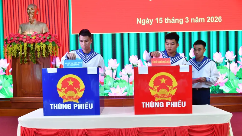 Lực lượng vũ trang tại TPHCM hòa chung ngày hội non sông