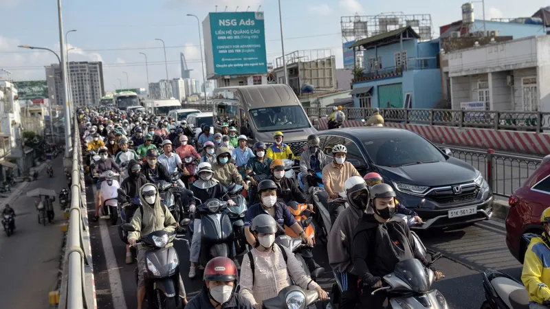 Xe tải đâm vào tấm thép hơn 10 tấn, cửa ngõ phía Nam TPHCM ùn tắc kéo dài