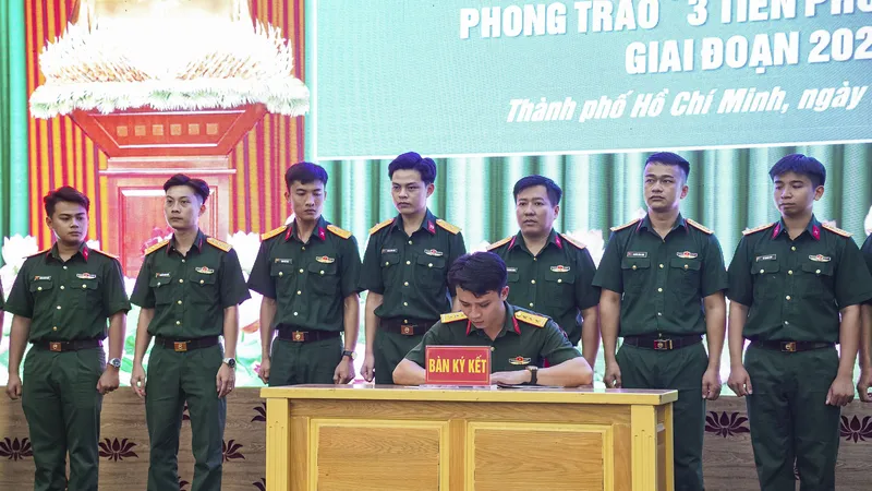 Đại diện các cơ sở Đoàn trực thuộc Trung đoàn Gia Định ký kết giao ước thi đua dưới sự chứng kiến của Đảng ủy, Chỉ huy đơn vị