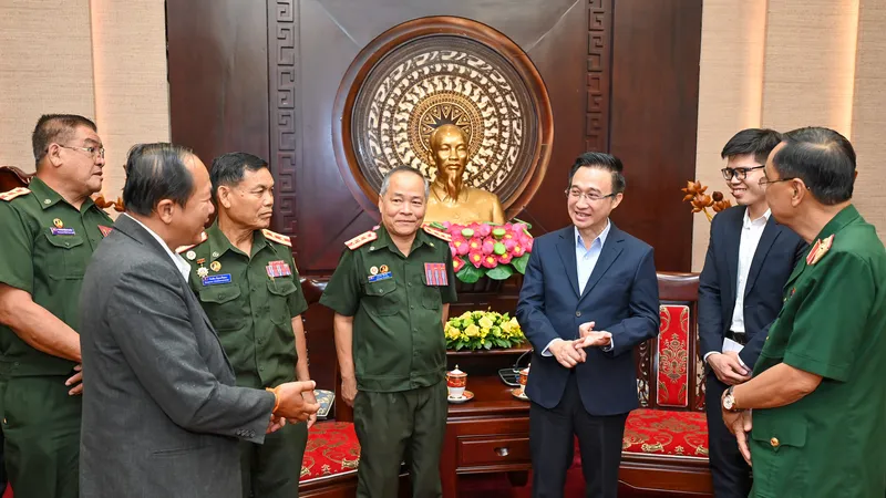 Đồng chí Đặng Minh Thông trao đổi với đoàn