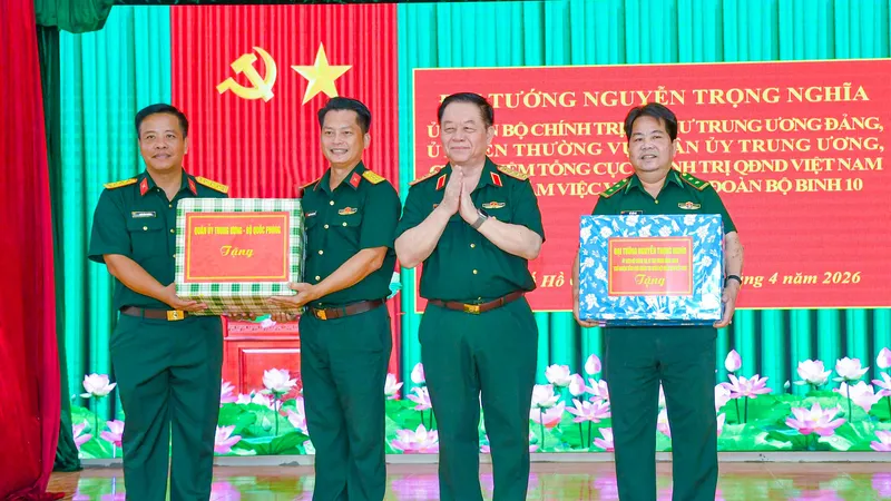 Đại tướng Nguyễn Trọng Nghĩa tặng quà cho Trung đoàn 10