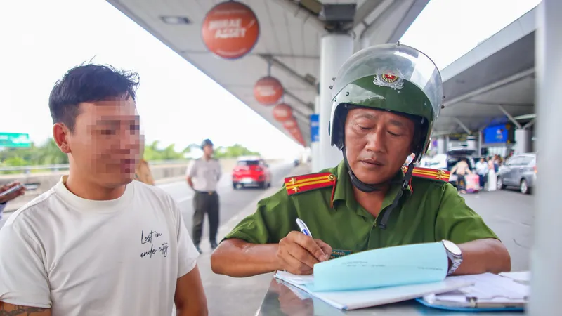 Siết chặt trật tự, xử lý xe dừng đỗ sai quy định tại sân bay Tân Sơn Nhất