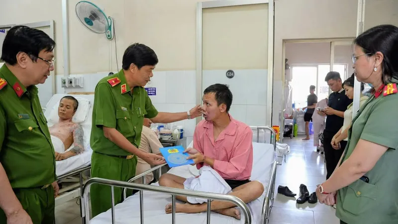 Lãnh đạo Công an TPHCM thăm, động viên chiến sĩ bị thương khi làm nhiệm vụ