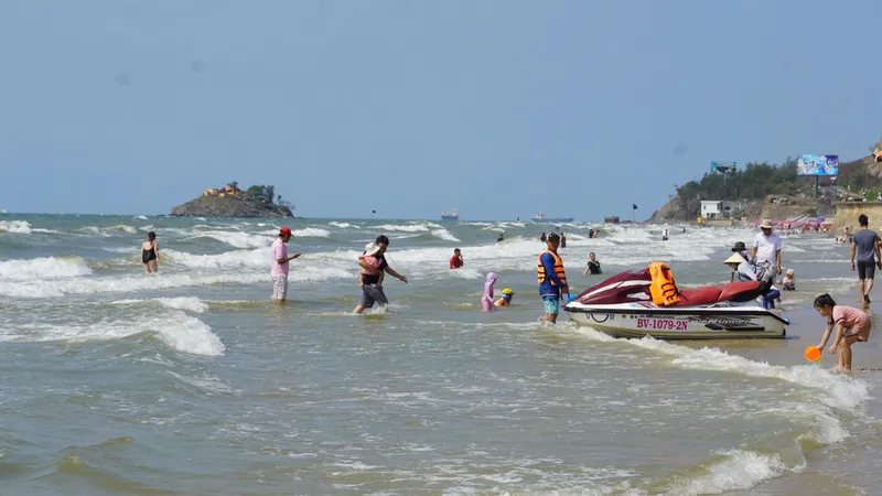 Phường Vũng Tàu: Bãi Sau đã sạch sâu biển và sứa, khách nghỉ lễ bắt đầu đổ về