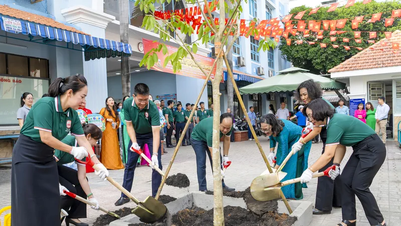 Đại biểu trồng cây xanh trong khuôn viên trường THCS Trần Văn Ơn