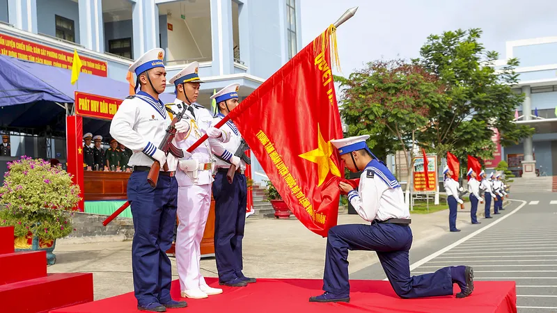 Chiến sĩ mới thực hiện nghi thức tuyên thệ