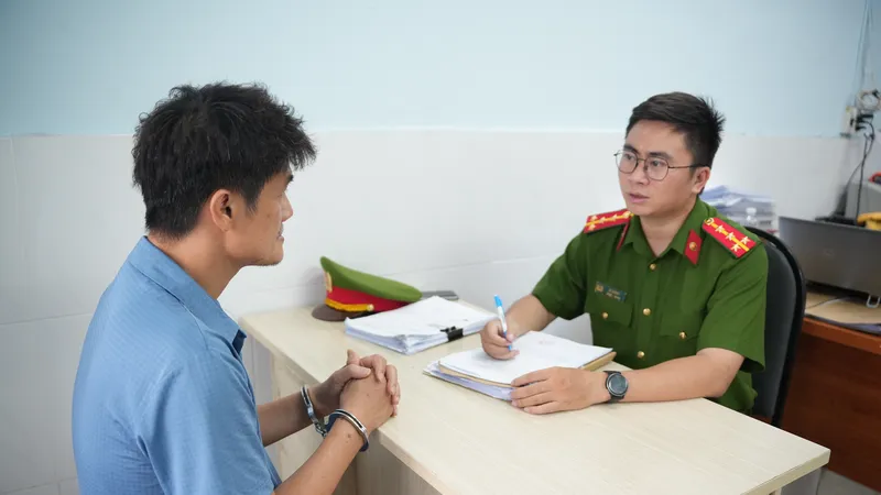 Bắt khẩn cấp 4 đối tượng mang hung khí đến nhà dân đe dọa