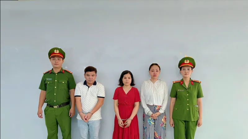 Công an TPHCM bắt tạm giam 3 bị can tổ chức truyền dịch làm trắng da trái phép gây chết người