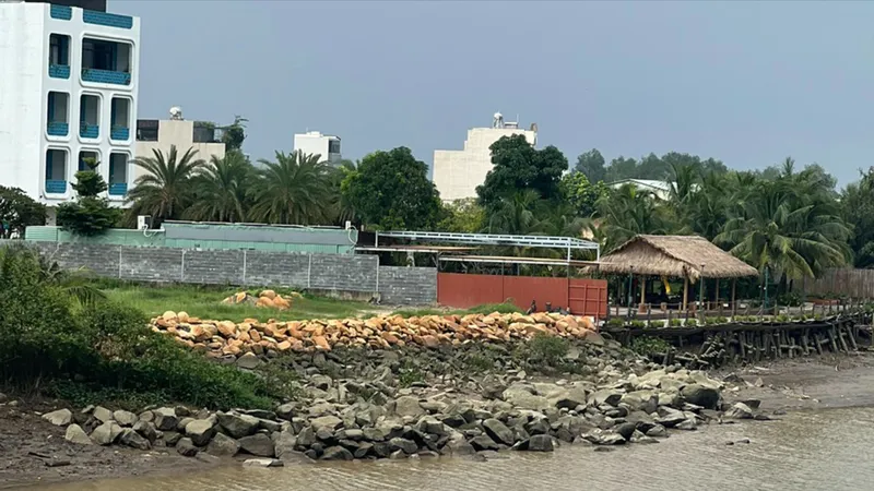 “Vô tư” lấn chiếm sông Tắc