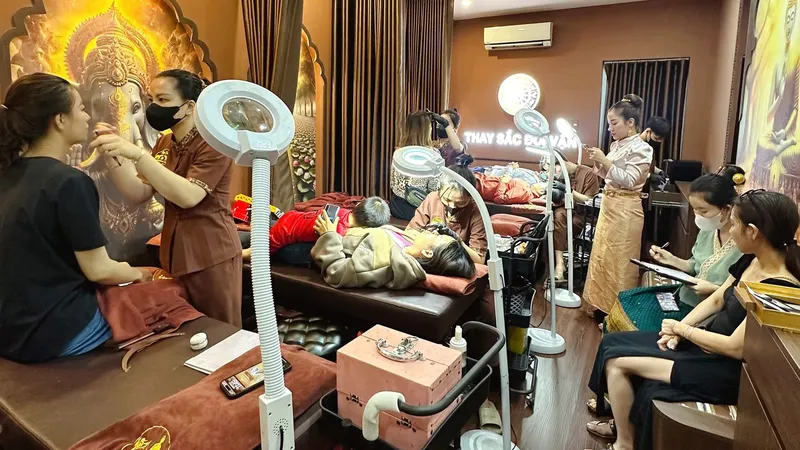 Mất tiền, mang tật vì “chân mày phong thủy”
