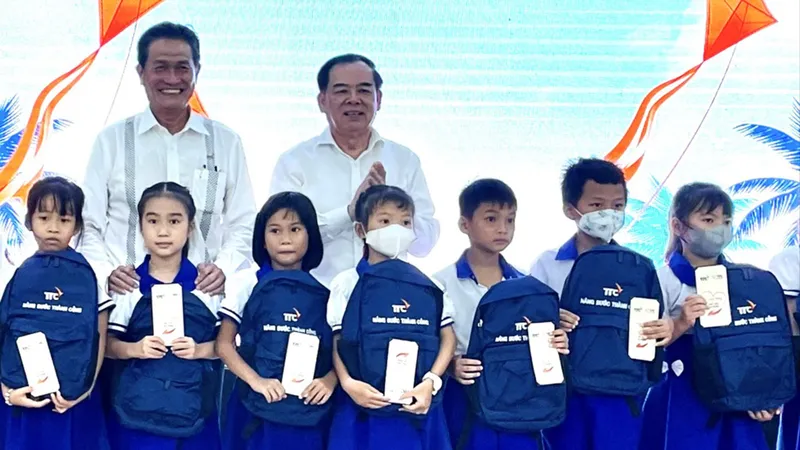 Chương trình khuyến học “Nâng bước thành công”: Mang hơi ấm đến học trò nghèo Bến Tre