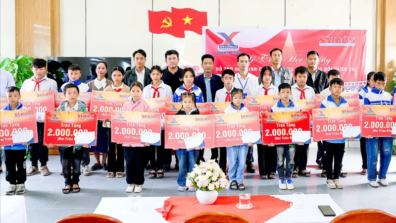 Trao yêu thương tới học sinh đất mỏ