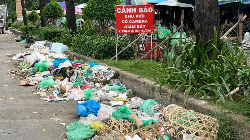 Bãi rác tự phát trước chợ Phước Long