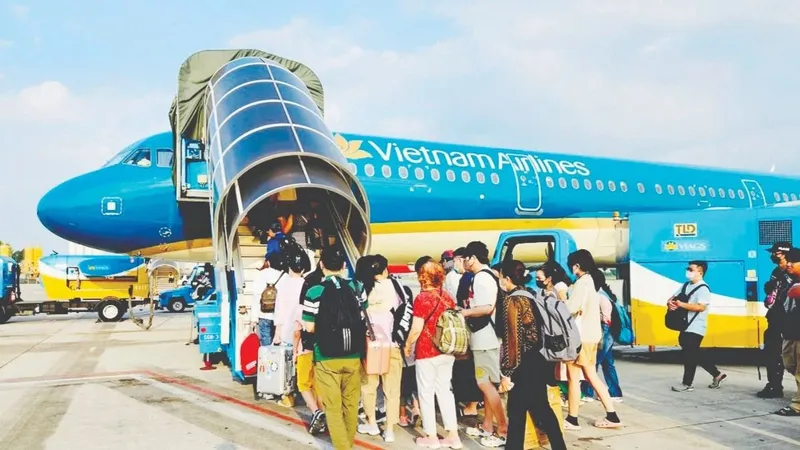 Bay khuya hoặc sáng sớm để tiết kiệm chi phí