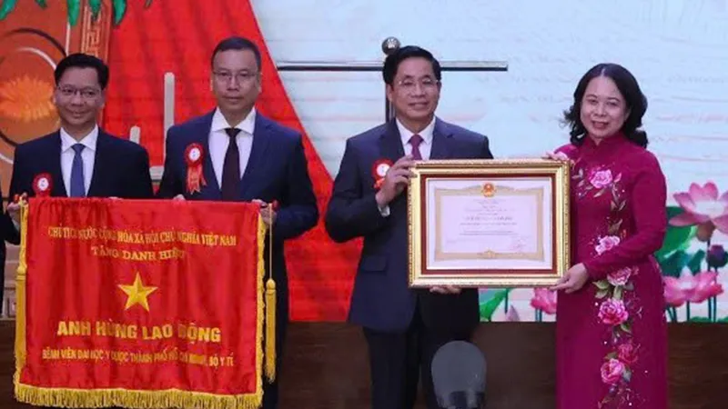 Bệnh viện Đại học Y Dược TPHCM nhận danh hiệu Anh hùng lao động