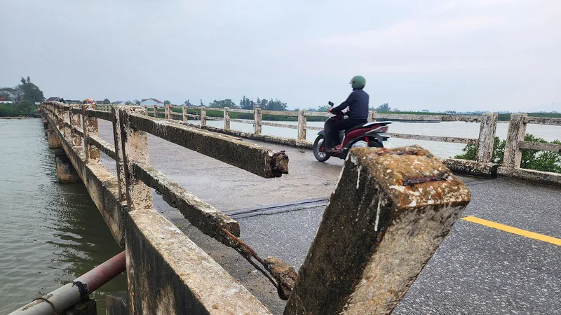 Thấp thỏm qua cầu xuống cấp
