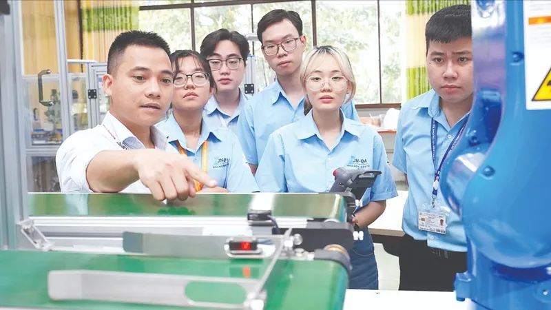 Mở rộng đào tạo nguồn nhân lực ngành vi mạch
