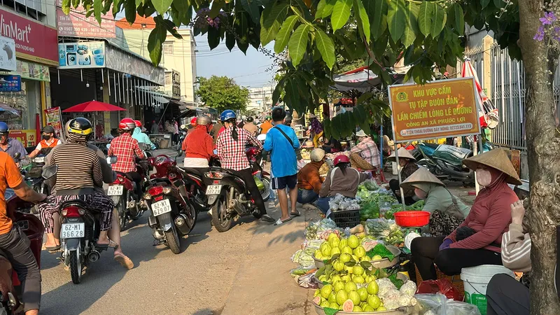 Họp chợ ngay... bảng cấm tụ tập buôn bán