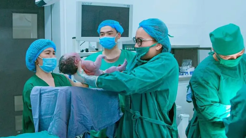 Y tế biển đảo - điểm tựa giữa trùng khơi - Bài 2: Bám biển, giữ đảo