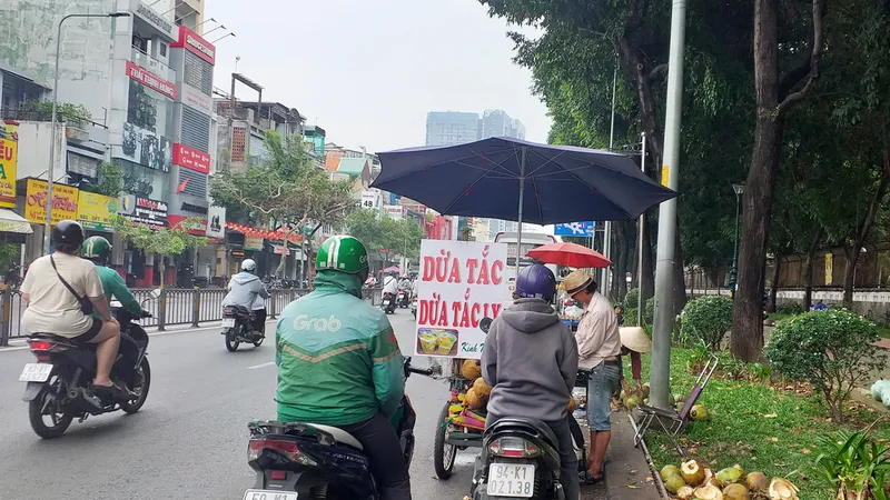 Bán hàng dưới lòng đường