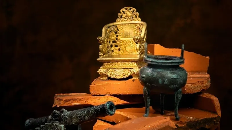 Mang cổ vật về nhà