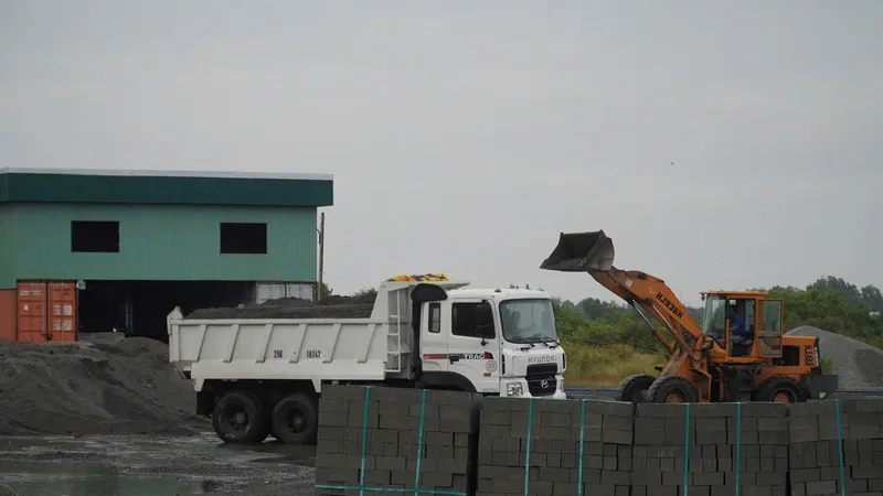 Tro, xỉ… đắp nền đường cao tốc: Triển khai ì ạch!