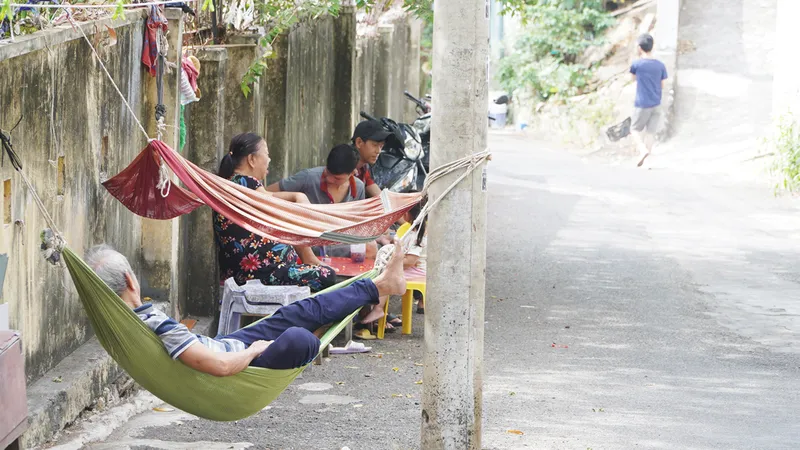 Cột điện “mọc” trên đường lên di tích