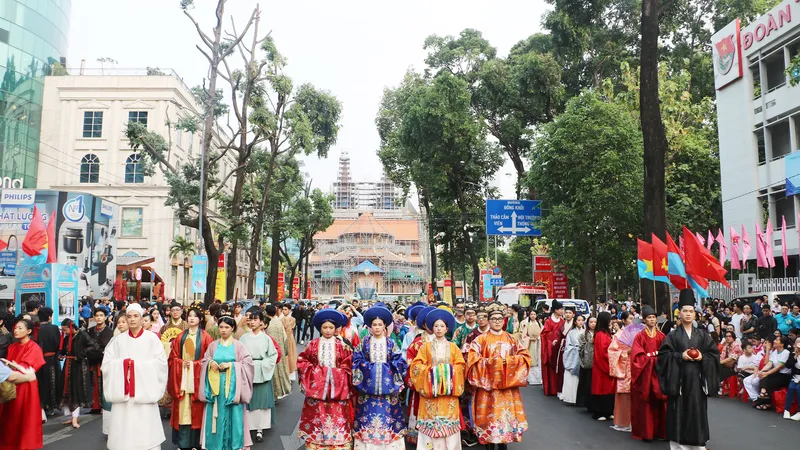 Trang phục truyền thống hòa nhịp đương đại