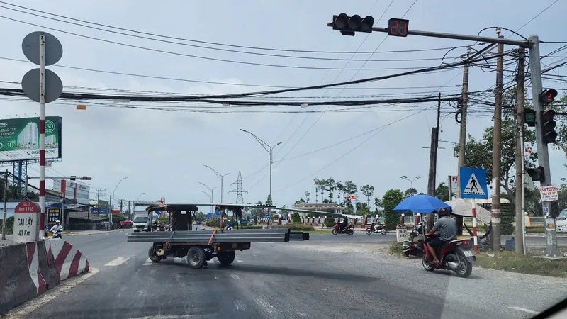 Xe chở quá khổ, vượt đèn đỏ