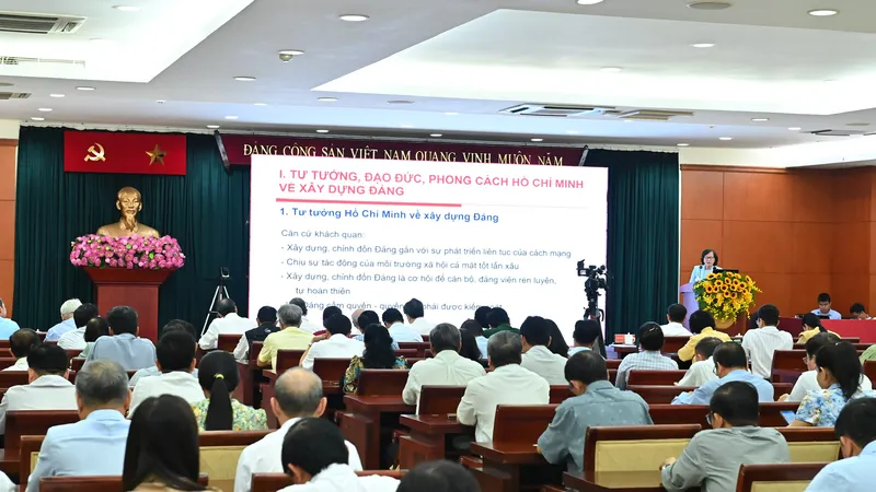 Đào tạo, bồi dưỡng lý luận chính trị phù hợp với bối cảnh mới