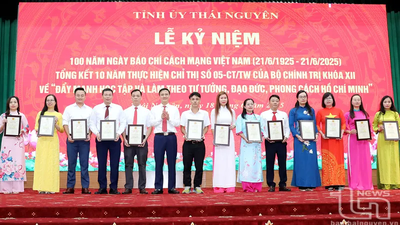 Đồng chí Trưởng Ban Tuyên giáo và Dân vận Tỉnh ủy Vũ Duy Hoàng trao giải cho các tác giả, đại diện nhóm tác giả đoạt giải A, B, C trong Cuộc thi báo chí "Đưa Nghị quyết Đại hội Đảng bộ tỉnh Thái Nguyên lần thứ XX, nhiệm kỳ 2020-2025 vào cuộc sống" năm 2024-2025. Ảnh: Hoàng Hưng