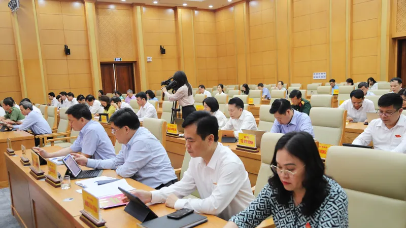 Đại biểu HĐND tỉnh biểu quyết thông qua Nghị quyết về chủ trương sắp xếp, tổ chức lại đơn vị hành chính cấp xã trên địa bàn tỉnh Cao Bằng