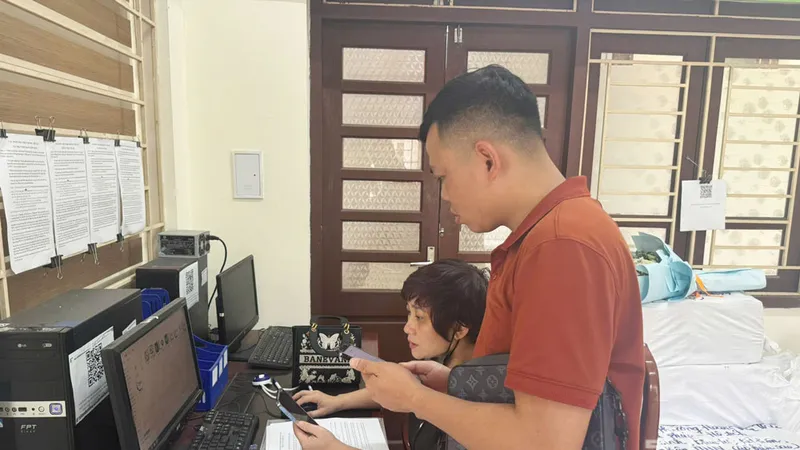 Trước khi sáp nhập đơn vị hành chính cấp xã, cán bộ, công chức của phường Hoàng Văn Thụ (TP. Thái Nguyên) vẫn nhiệt tình hướng dẫn người dân giải quyết các thủ tục hành chính.