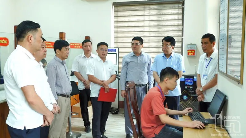 Đồng chí Phó Chủ tịch Thường trực UBND tỉnh Nguyễn Thanh Bình kiểm tra công tác chuẩn bị đưa vào vận hành bộ máy chính quyền xã Phú Lương mới.