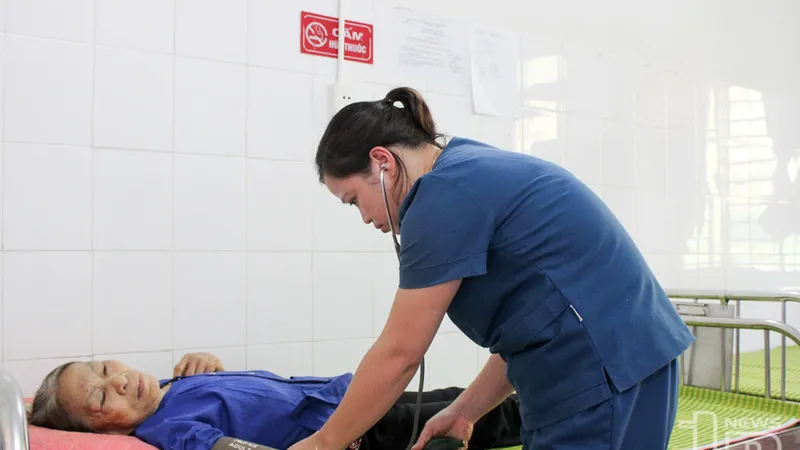 Đối với nhiều người dân, trạm y tế vẫn là nơi họ đến khám, chữa bệnh mỗi khi ốm đau. Trong ảnh: Người dân đến kiểm tra sức khỏe tại Trạm Y tế xã Phượng Tiến.